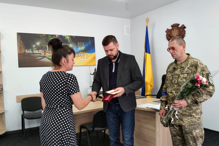 Вдові загиблого у боротьбі з окупантами Олександра Зєлькова передали посмертну нагороду  чоловіка